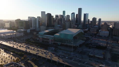 Luftaufnahme-Vom-Flug-über-Den-Minute-Maid-Park,-Goldene-Stunde-In-Houston,-USA