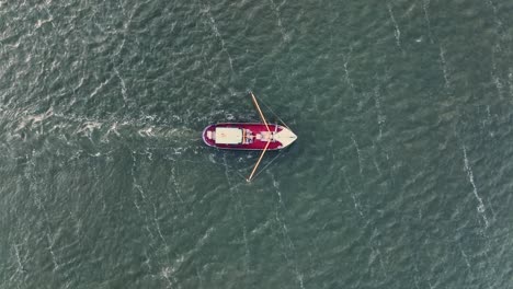 Toma-De-Arriba-Hacia-Abajo-De-Un-Barco-De-Pescadores-Arrastrando-Las-Redes-A-Través-Del-Agua.