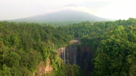 Descubra-Las-Majestuosas-Cascadas-De-Indonesia,-Las-Aguas-En-Cascada-No-Solo-Proporcionan-Agua-Dulce-Vital-Sino-Que-También-Encarnan-La-Belleza-Divina-De-La-Naturaleza,-Veneradas-Como-Paisajes-Dignos-De-Una-Diosa,-Imágenes-De-Drones-4k,-Aéreas