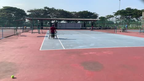 Weite-Aufnahme-Eines-Indonesiers,-Der-Rollstuhltennis-Spielt-An-Diesem-Tag