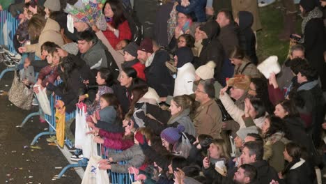 La-Gente-Toma-Dulces-Mientras-Asiste-Al-Desfile-De-Los-Reyes-Magos,-También-Conocido-Como-El-Desfile-De-Los-Reyes-Magos.