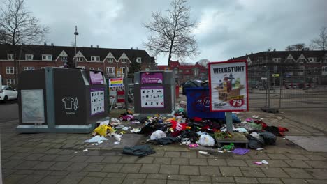 Kleidung,-Müll-Und-Gerümpel-Auf-Der-Straße-Auf-Dem-Parkplatz-In-Vogelbuurt-Amsterdam-Noord