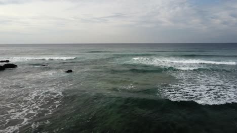 Disparo-De-Un-Dron-Hacia-Adelante-Que-Se-Dirige-Hacia-El-Horizonte-Del-Mar-Atlántico.