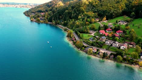 Ein-Lebendiger-Herbstwald-In-Leuchtenden-Farben-Umgibt-Einen-Ruhigen-See-Und-Spiegelt-Seine-Schönheit-Im-Stillen-Wasser-Wider