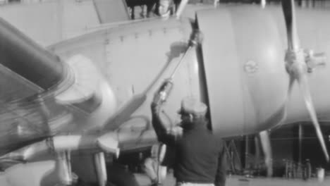 Los-Trabajadores-Reparan-El-Motor-De-Pistón-De-Un-Avión-En-Un-Hangar-Del-Aeropuerto-En-La-Década-De-1930.