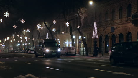 El-Tráfico-Nocturno-Circula-Por-La-Avenida-Andrássy-En-Budapest,-Capital-De-Hungría