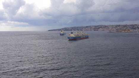 Kommerzielle-Internationale-Schiffe-Ankern-In-Der-Bucht-Von-Neapel