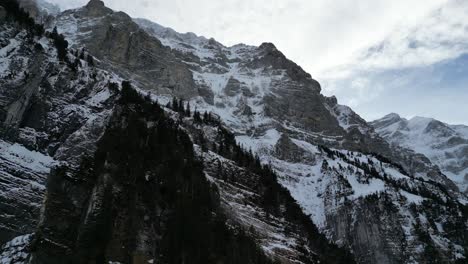 Klöntalersee-Schweiz-Berg-Klippen-Gipfel-Und-Wolken