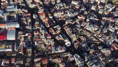 Vista-Aérea-Hacia-Luces-Y-Sombras,-Calles-De-La-Paz,-Bolivia.