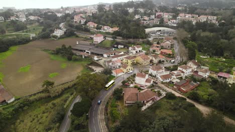 órbita-Aérea-Sobre-La-Zona-Residencial-De-Monte-Santos-Cerca-De-Sintra,-Portugal-En-Invierno