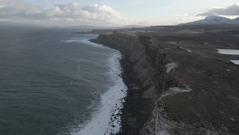 Schroffen-Klippen-Aus-Kilt-Rock-Unter-Bewölktem-Himmel-Entlang-Der-Küste-Der-Isle-Of-Skye,-Schottland,-Mit-Einem-Ruhigen-Meer