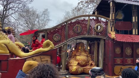 Asiatischer-Festwagen-Zur-Chinesischen-Neujahrsfeier-In-Den-Straßen-Von-Madrid