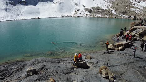 Inmersiones-Turísticas-Femeninas,-Nadar-En-La-Laguna-Esmeralda-Nevada-En-Los-Andes-Bolivianos