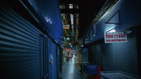 Callejón-Tranquilo-En-Bangkok-Por-La-Noche-Con-Puestos-De-Mercado-Cerrados