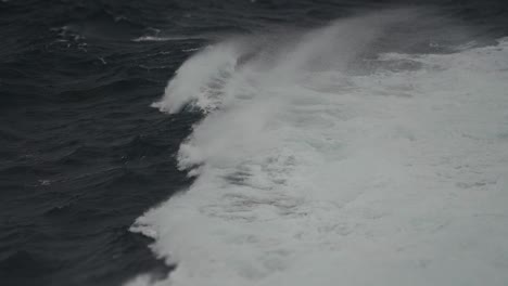 Olas-Rompiendo-Y-Rociando-Agua-En-El-Mar-Tormentoso