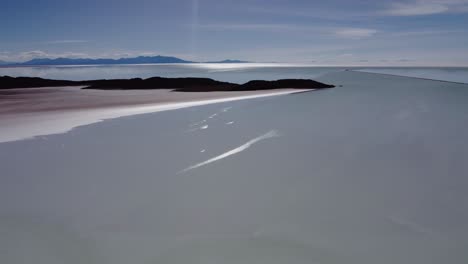 Antena-Giratoria-Revela-La-Inmensidad-Del-Salar-De-Uyuni,-Altiplano-De-Bolivia