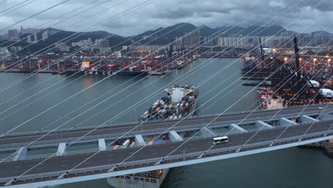 Un-Gran-Buque-Portacontenedores-Oxidado-Que-Llega-Al-Puerto-Industrial-De-Hong-Kong.