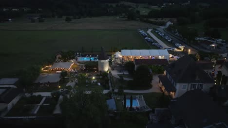 Luftaufnahme-Einer-Malerischen-Hochzeitsfeier-Von-Oben,-Einem-Luxuriösen-Garten-In-Lyon,-Frankreich