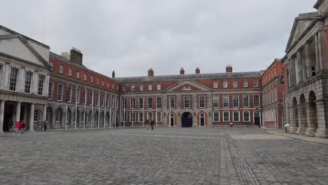 Schwenkaufnahme-Des-Dublin-Castle-Square-Mit-Touristen-In-Irland