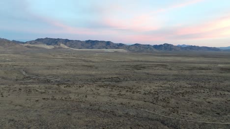 Wüstenlandschaft-In-Arizona-Mit-Bergen-In-Der-Ferne-Und-Drohnenvideo,-Das-Hereinkommt