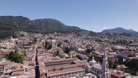 Vista-Aérea-Hacia-Atrás-Sobre-El-Santuario-De-Nuestra-Señora-Del-Carmen,-En-La-Soleada-Bogotá,-Colombia