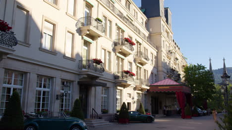 Die-Außenfassade-Des-Brenners-Park-Hotel-Und-Spa-In-Baden-Baden,-Deutschland---Mittlere-Aufnahme