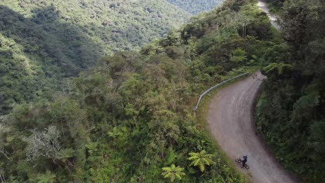 Pistas-Aéreas-De-Bicicletas-En-La-Famosa-Yungas-Rd,-Camino-De-La-Muerte-En-Bolivia-Mtns