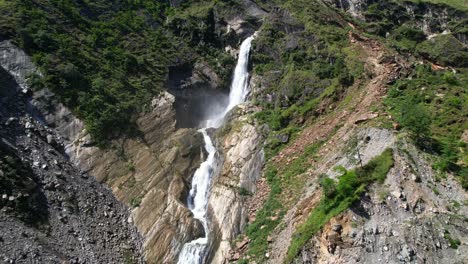 Rupse-Wasserfall-In-Zentralnepal---Luftaufnahme-Des-Rückzugs-An-Einem-Heißen-Sommertag