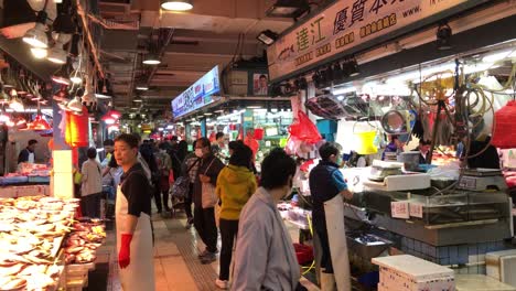 La-Gente-Compra-Mariscos-En-Un-Mercado-En-Tai-Po,-Hong-Kong.