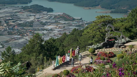 Besichtigungstour-Einer-Koreanischen-Reisegruppe-Am-Aussichtspunkt-Lang-Biang-Mountain-In-Der-Landschaft-Von-Da-Lat,-Gewächshäuser-Und-Ackerland-Am-Suoi-Vang-See-Und-Bezaubernde-Landschaften---Hoher-Winkel