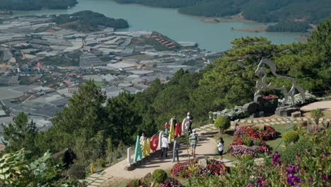 Visita-Turística-En-Grupo-A-Corea-En-El-Punto-De-Vista-De-La-Montaña-Lang-Biang-En-Los-Invernaderos-Y-Tierras-De-Cultivo-Del-Campo-De-Da-Lat-Junto-Al-Lago-Suoi-Vang-Y-Paisajes-Cautivadores---ángulo-Alto