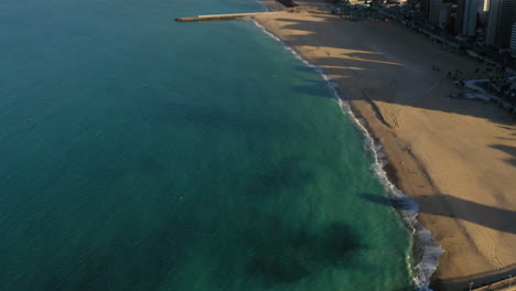 Vista-Aérea-Desde-La-Pasarela-Hasta-La-Pared-De-Los-Edificios-Ubicados-Frente-A-La-Playa,-Fortaleza,-Ceará,-Brasil.