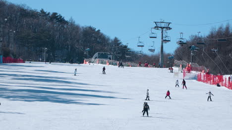 Los-Esquiadores-Nuevos-Aprenden-A-Esquiar-Cuesta-Abajo-Con-Instructores-En-Pista,-Deportes-De-Invierno-Y-Remonte-De-Nieve---Alpensia-Resort,-Daegwallyeong-myeon