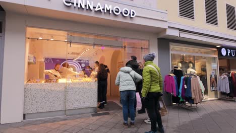 Cinnamood-Linie-In-Nürnberg-Nach-Der-Kürzlichen-Eröffnung,-Während-Die-Kunden-Darauf-Warten,-Die-Süßen-Und-Leckeren-Zimtschnecken-Zu-Genießen