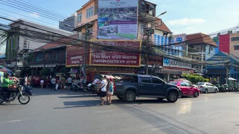 Bangkok,-Tailandia,-Zona-Turística-De-Khao-San-Road-Pasando-Tráfico-Y-Turistas
