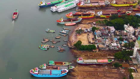 Puerto-Del-Establecimiento-De-Drones-De-Un-País-Del-Tercer-Mundo,-Ciudad-De-Dhaka,-Bangladesh