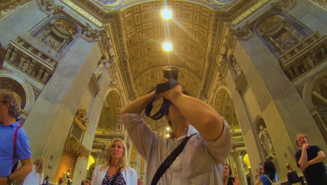 Turista-Asiático-Tomando-Fotografías-Y-Viajeros-Mirando-A-La-Cámara-Dentro-De-La-Basílica-De-San-Pedro