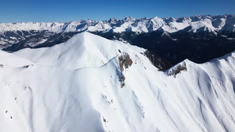 Die-Kamera-Fliegt-Auf-Einen-Schneebedeckten-Weißen-Berg-Zu