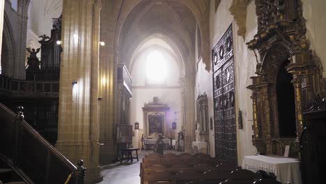 Kircheninnenansicht-Mit-Sitzplätzen-In-Der-Kirche-Santa-Maria