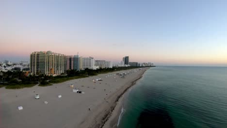Imágenes-Aéreas-De-Drones-De-Miami-Beach-Al-Amanecer,-Incluido-El-Frente-De-Playa-Y-Los-Edificios
