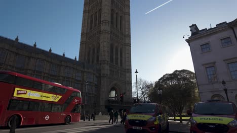 Victoria-Tower-Palace-of-Westminster-bus-stop,-pedestrians-crossing-Abingdon-street