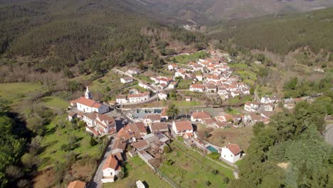 Panorama-De-La-órbita-Aérea-Del-Campelo---Un-Pequeño-Pueblo-Escondido-En-Las-Montañas-Centrales-De-Portugal