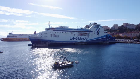 Vuelo-Aéreo-Hacia-Un-Crucero-Anclado-Frente-A-La-Costa-De-Ajaccio,-Revelando-La-Ciudad