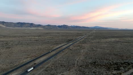 Highway-93-In-Arizona-Mit-Wüstenlandschaft-Und-Bergen-In-Der-Ferne-Mit-Drohnenvideo,-Das-Sich-Hinein-Und-Hinunter-Bewegt