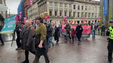Un-Gran-Grupo-De-Manifestantes-Marchó-En-La-Ciudad-De-Glasgow-En-Un-Día-Lluvioso.