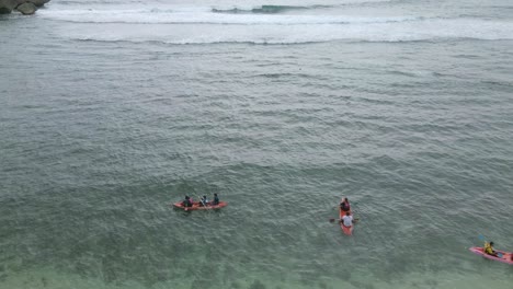 Toma-De-Drone-Del-Kayak-De-La-Gente-En-La-Playa.