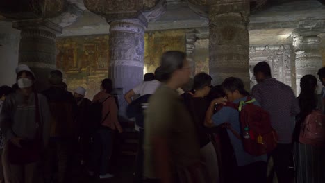 Turistas-Japoneses-Observando-Grabados-Rupestres-Y-Murales-Pintados-En-La-Pared-De-Las-Cuevas-De-Ajanta-De-La-época-Medieval.