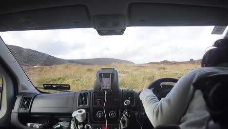 Ein-Zeitraffer-Durch-Die-Windschutzscheibe-Eines-Kraftfahrzeugs,-Das-An-Einem-Bewölkten-Tag-Durch-Die-Abgelegenen-Landstraßen-Irlands-Fährt-Und-Navigiert