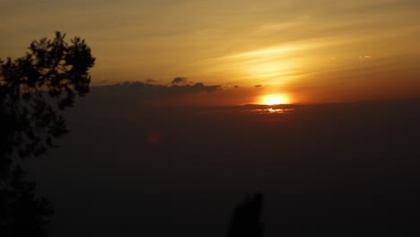 Ein-Wunderschöner-Afrikanischer-Sonnenuntergang-Am-Horizont-In-Uganda