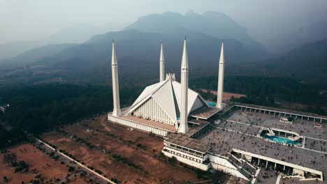 Nebliger-Tag-In-Der-Nähe-Der-Faisal-Moschee-In-Islamabad-Mit-Hügeln-Im-Hintergrund,-Luftaufnahme